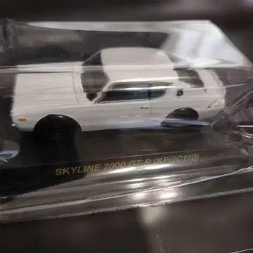 교쇼 1/64 스카이라인 GT-R KPGC110 화이트 켄메리 편의점