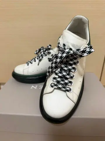 Alexander McQueen 오버사이즈 스니커즈