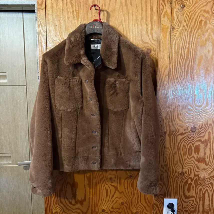 생로랑 23 F/W Faux Fur 트러커 자켓 판매 합니다. 사진 2