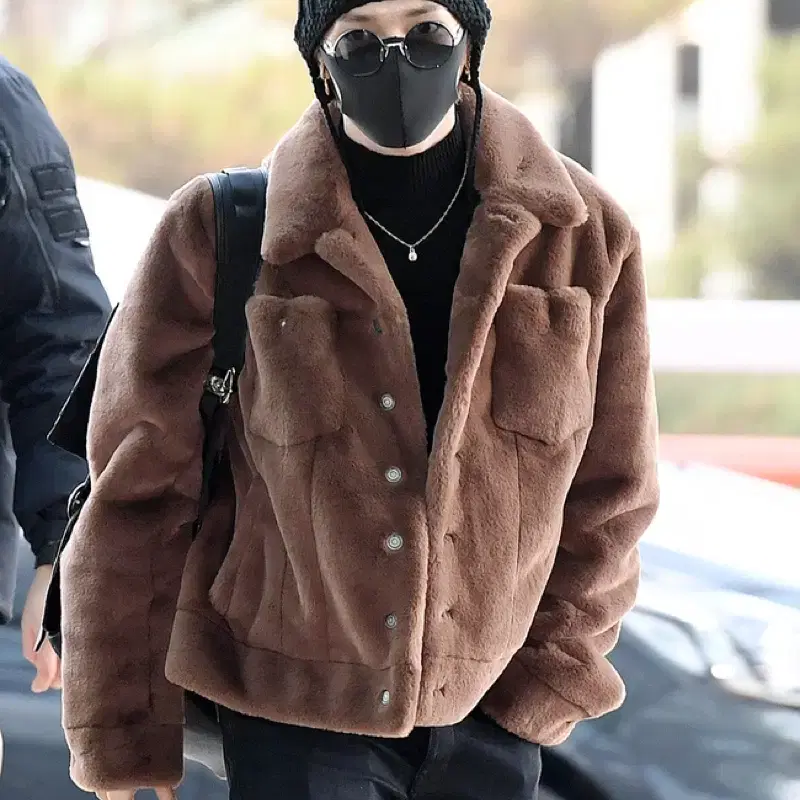 생로랑 23 F/W Faux Fur 트러커 자켓 판매 합니다. 사진 3