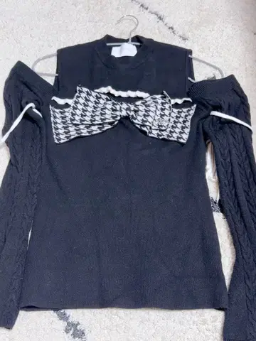 허니뮤우 빅 리본 어깨 트임 니트탑