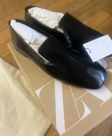 [ ZARA ] #에나멜 가죽풍 로퍼 37(24cm)