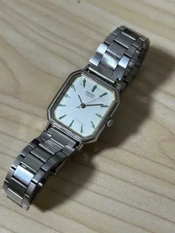 SEIKO QUARTZ 실버 팔각형 베젤 작동품