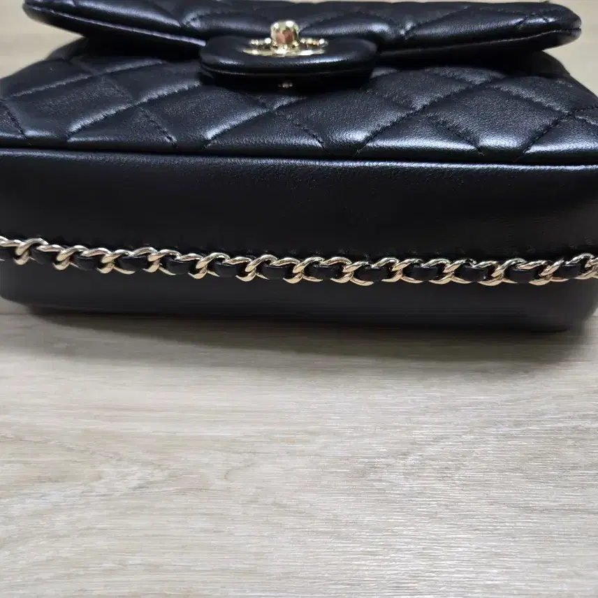 샤넬 클래식 뉴미니 플랩백 시즌 진주볼 블랙 사진 2
