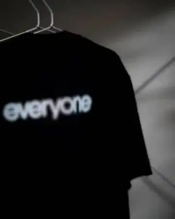 미사용 새상품 마에바시 한정판 everyone 에브리원 블러 로고 티셔츠