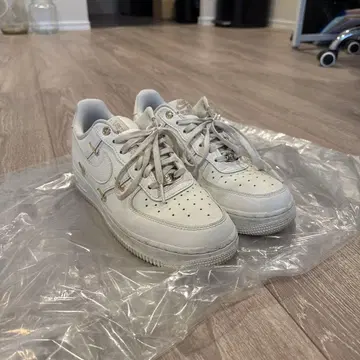 화이트 Air Force 1 골드 악센트 스니커즈
