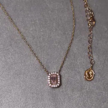 SWAROVSKI 로즈 골드 에메랄드 컷 핑크 스톤 목걸이