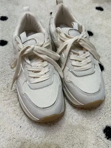 새상품급 ZARA 통굽 스니커즈 화이트 24.5cm 완판템