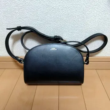 A.P.C 하프문 백