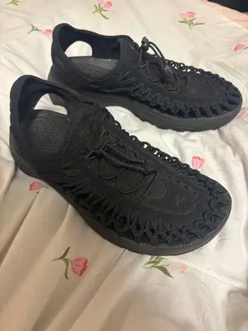 KEEN UNEEK ASTORIA 스포츠 샌들 블랙