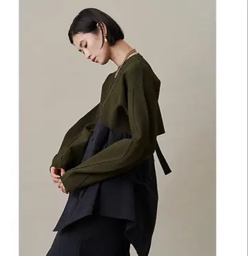 UN3D. WAVE LINE SHORT KNIT