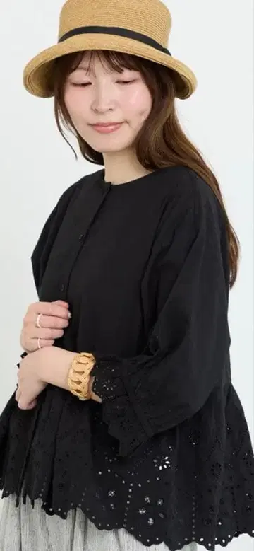 사만사 모스모스 밑단 스캘럽 레이스 절개 블라우스