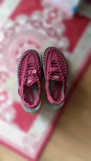KEEN UNEEK 와인 레드 23cm