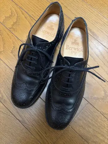 Berwick 블랙 윙팁 슈즈