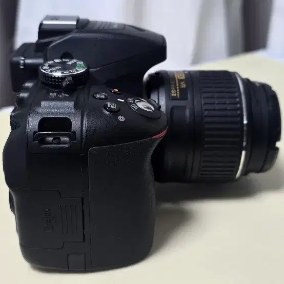 니콘 D5300 DSLR 카메라와 18-55mm 렌즈 세트입니다- 셔