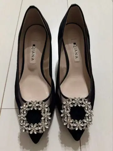 Diana 비쥬 장식 블랙 펌프스