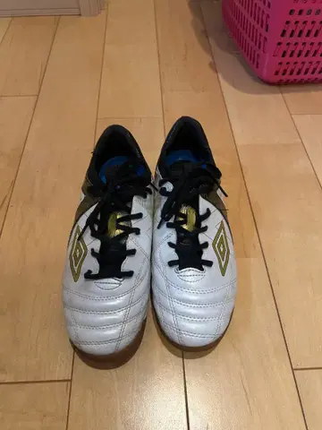 Umbro 축구화 화이트/블랙/골드