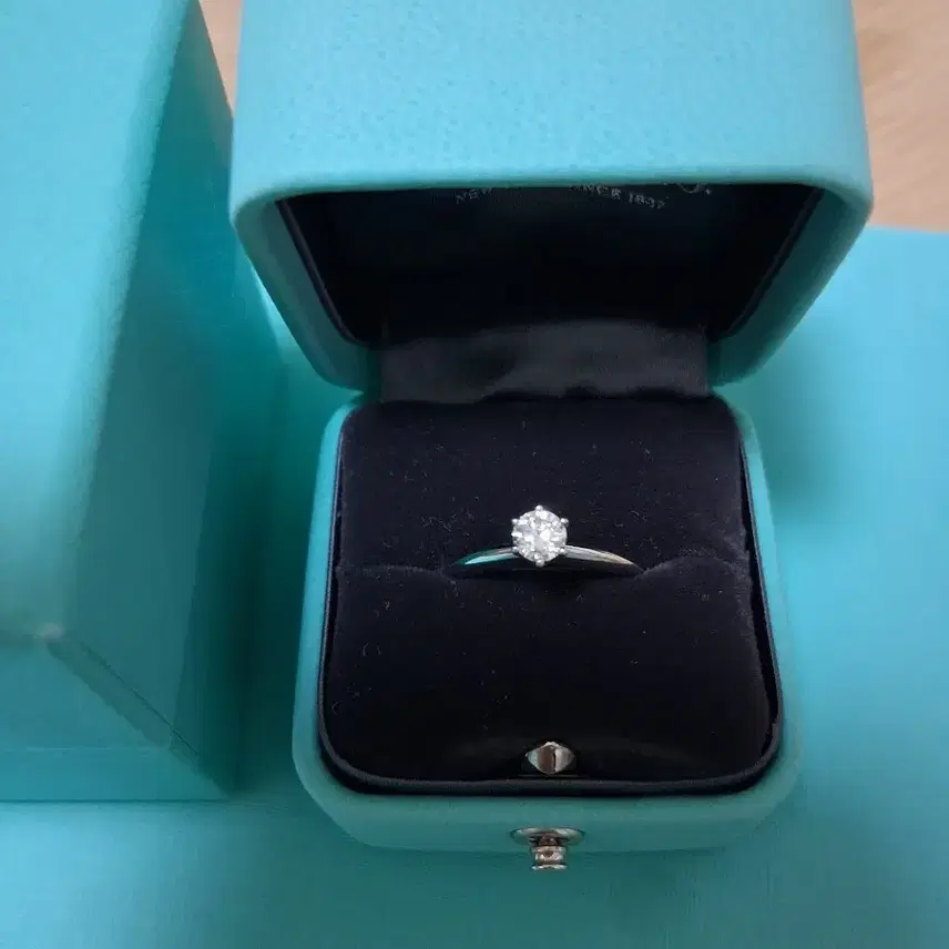 티파니앤코 티파니 3부 다이아 반지 (0.3ct) 영수증 있음 사진 1