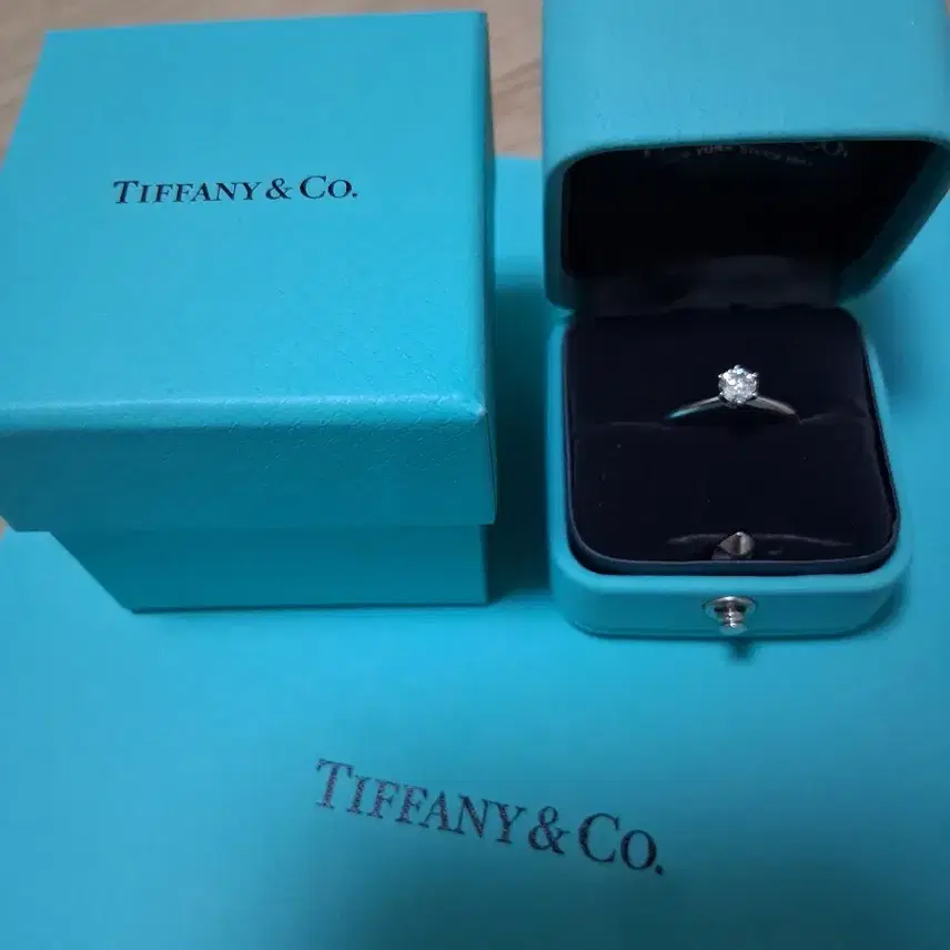 티파니앤코 티파니 3부 다이아 반지 (0.3ct) 영수증 있음 사진 2