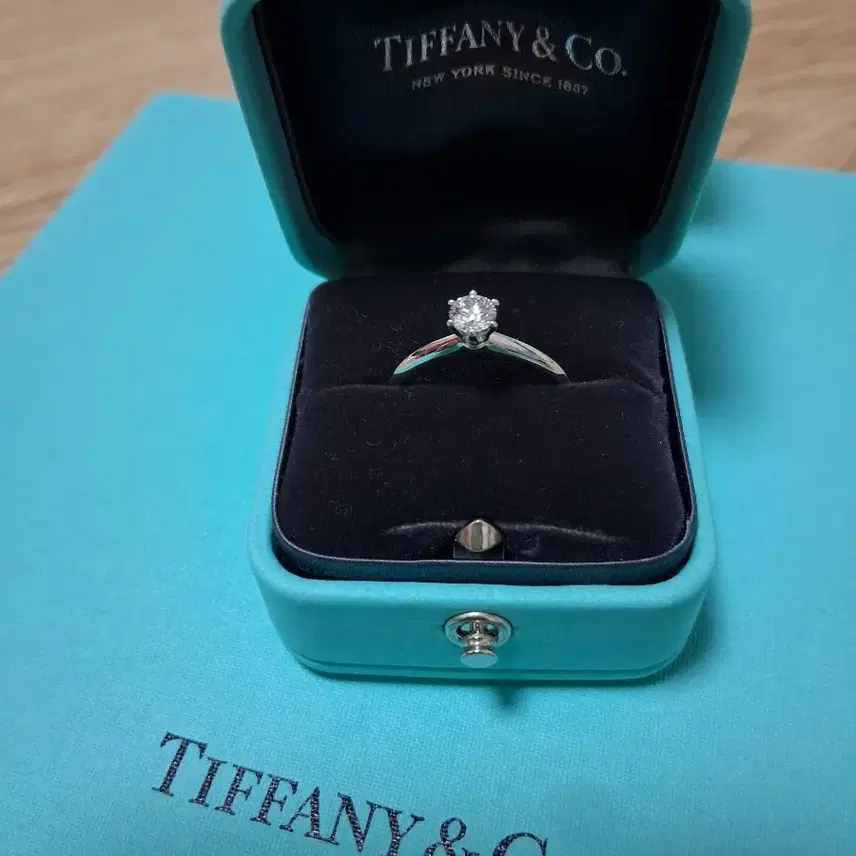 티파니앤코 티파니 3부 다이아 반지 (0.3ct) 영수증 있음 사진 3