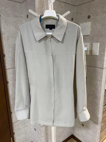 라이트 베이지 지퍼 자켓