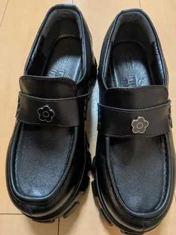 MARY QUANT 플라워 모티브 통굽 로퍼