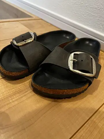 BIRKENSTOCK Madrid 빅버클 샌들 블랙