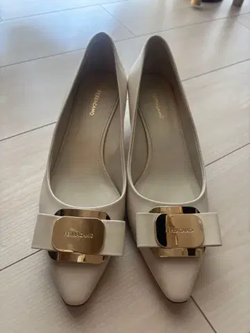 *이사 전 최종 가격 인하* [ Ferragamo ] 화이트 펌프스 4cm 힐