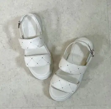 새상품 매킨토시 필로소피 통굽 퀼팅 스트랩 샌들