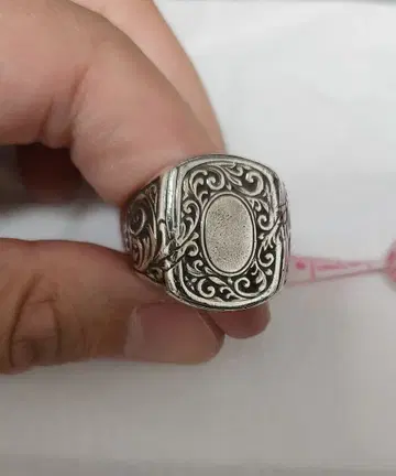 Henson -ENGRAVED OVAL SIGNET RING