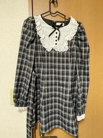체크 무늬 긴팔 원피스 피움
