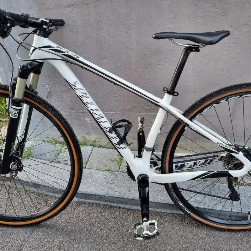 스페셜라이즈드 흰색 MTB 자전거