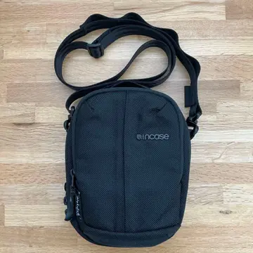 Incase Tracks 스몰 숄더 파우치
