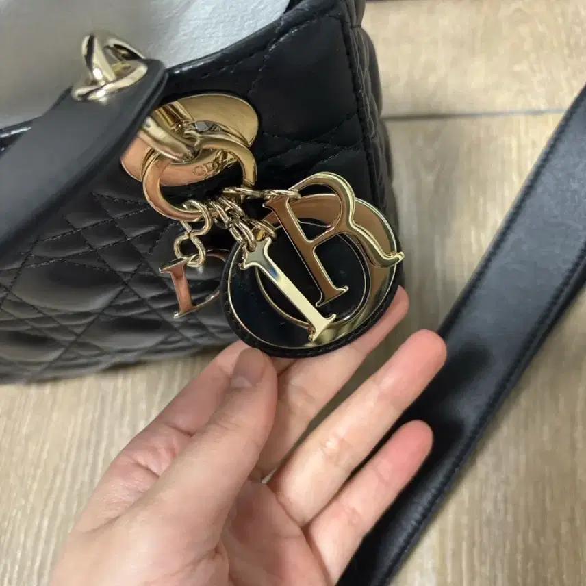 디올 레이디 스몰 블랙 퀼팅백 사진 7