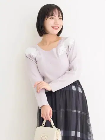 연보라 V넥 플라워 자수 니트 리제이 Re-J