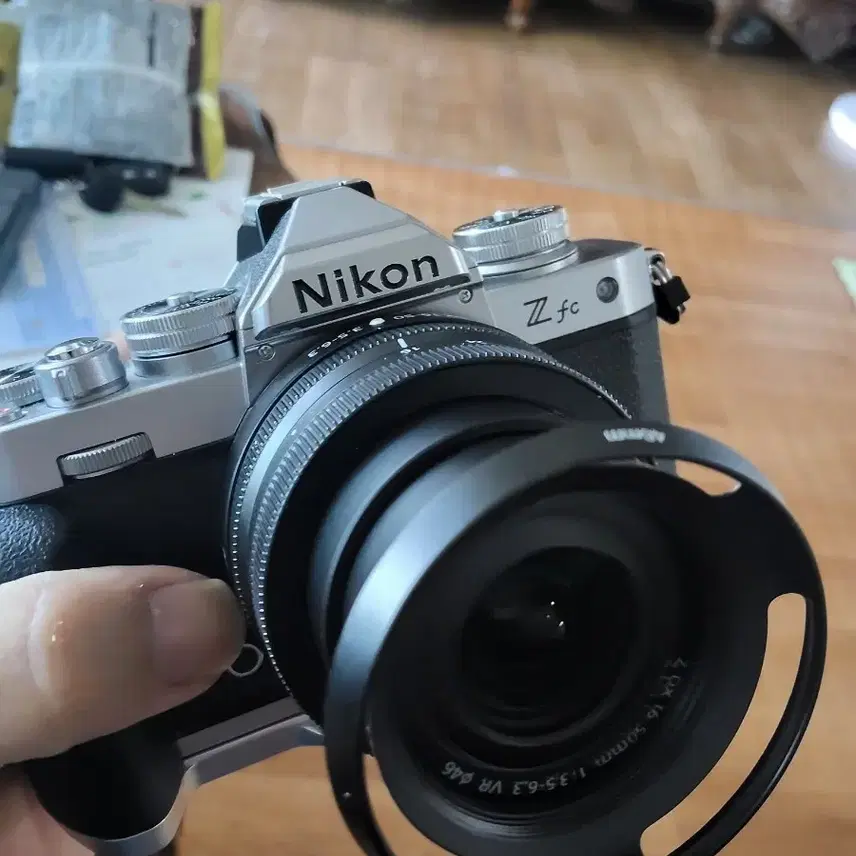 니콘 ZFC 카메라 와 18-55mm 렌즈