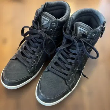 GUESS 블랙 하이컷 스니커즈
