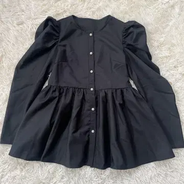 PUFF PEARL BUTTON PEPLUM TOPS 벌스데이 바쉬F