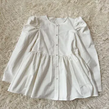 PUFF PEARL BUTTON PEPLUM TOPS 벌스데이 바쉬 F