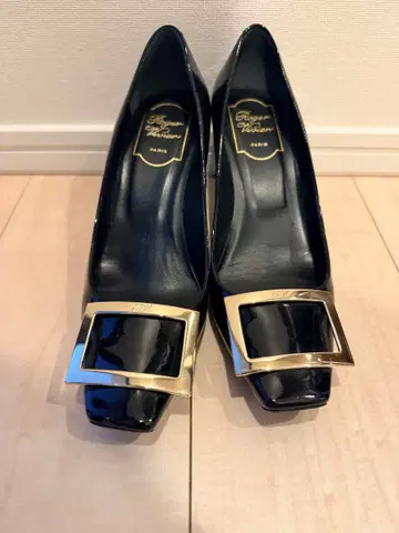 Roger Vivier 패턴트 레더 펌프스 블랙 37