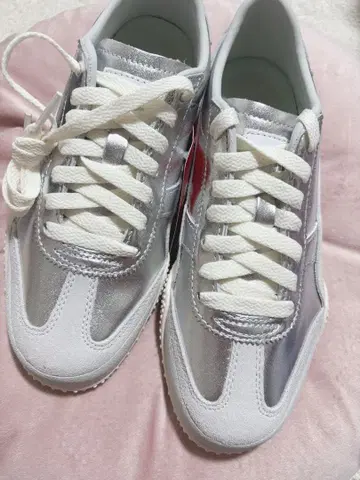 미사용 새상품 Puma 화이트 실버 스니커즈