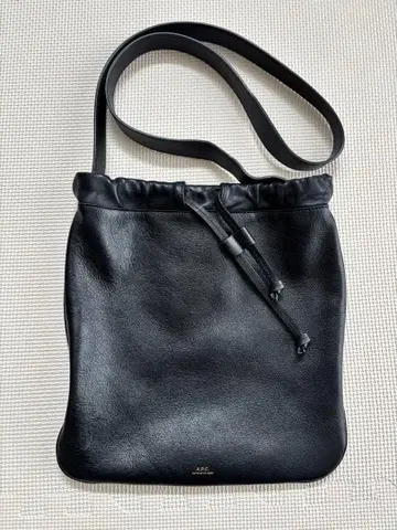 새상품급 A.P.C. 블랙 가죽 숄더백