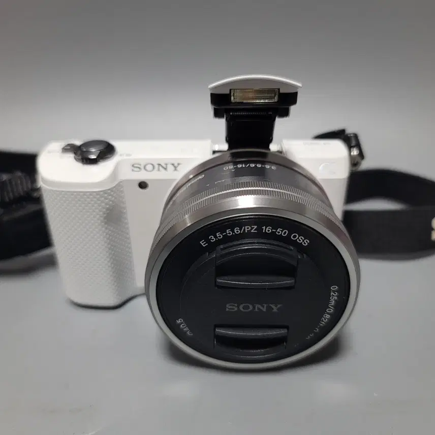 소니 알파 5000 미러리스 카메라+16~50mm 렌즈