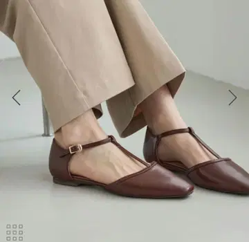 브라운 T 스트랩 플랫슈즈
