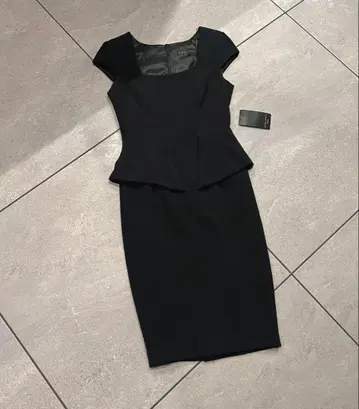 새상품 ZARA BASIC 페플럼 원피스 블랙 xs