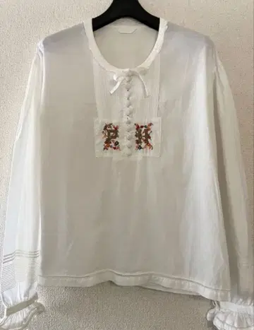 핑크하우스 레이스 자수 오버 블라우스 코튼 소재