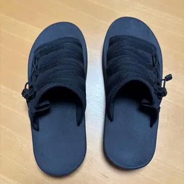 유니클로 C 블랙 샌들
