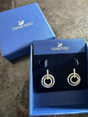 SWAROVSKI 스와로브스키 서클 귀걸이 양쪽 귀용