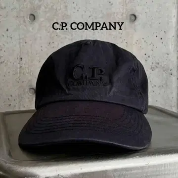 C.P. COMPANY 로고 자수 캡 블랙 페이드