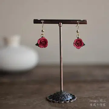 귀가에 작은 열정을. 진홍빛 장미. 천연색으로 피어나는 패브릭 꽃 귀걸이